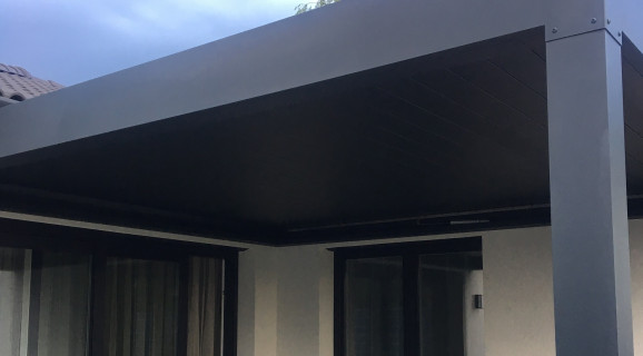 Motoros lamellás pergola, csukott állapotban